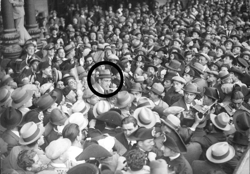 Un’immagine che racconta meglio di ogni altra la popolarit di cui godeva Carnera. Qui  preso d’assalto dalla folla all’uscita della Stazione Termini a Roma nel novembre del 1930 (Archivio La Gazzetta dello Sport)